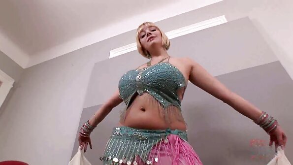 ਸਾਸ਼ਾ ਹਾਰਟ ਕੇਸੀ ਕੈਲਵਰਟ ਦੀਆਂ ਲੱਤਾਂ ਵਿਚਕਾਰ ਚੂਤ ਖਾਂਦਾ ਹੈ